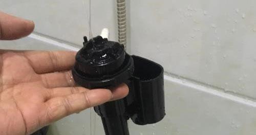 马桶浮球阀坏了一直上水的应对措施（如何修理坏掉的马桶浮球阀）