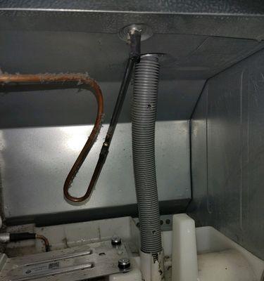 揭秘冰箱排水孔的秘密（冰箱排水孔的位置和作用解析）