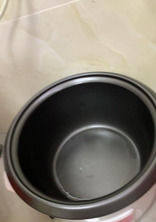 电饭煲内胆打不开怎么办（电饭煲内胆卡住不松手）