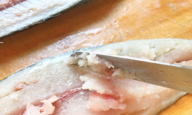 冰柜鱼肉腐臭问题及解决方法（避免鱼肉腐臭的简易妙招）