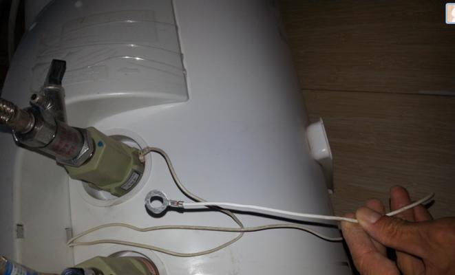解决电热水器无地线问题的方法（保障家居安全）