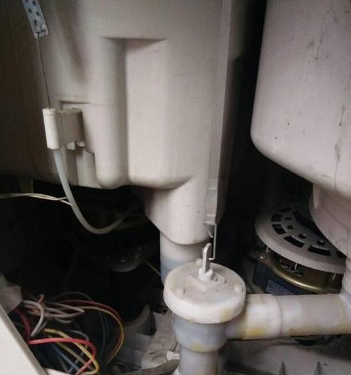 解决洗衣机滚筒自动排水问题的方法（有效处理洗衣机自动排水不畅的情况及自我维修方法）