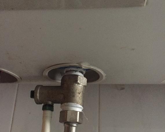 燃气热水器漏水的原因及应对措施（热水器漏水原因解析及修复技巧）