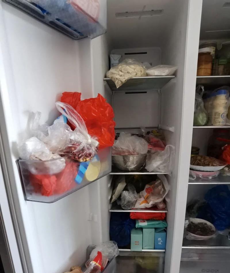 冰箱断电发臭的处理方法（如何有效清除冰箱断电后的异味）