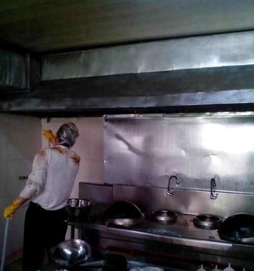饭店厨房油烟机清洗的正确方法（保持饭店厨房油烟机清洁与安全）