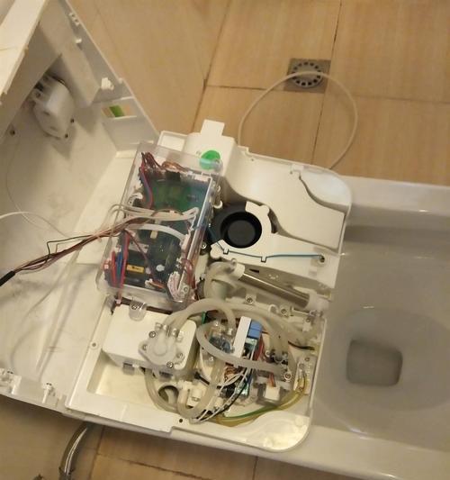 解决抽水马桶水箱漏水的方法（检查关键部位并进行修复）