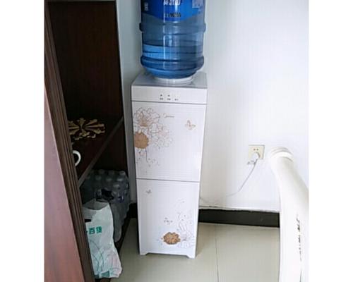 如何利用美的饮水机清洗冰箱（便捷高效的冰箱清洗方法）