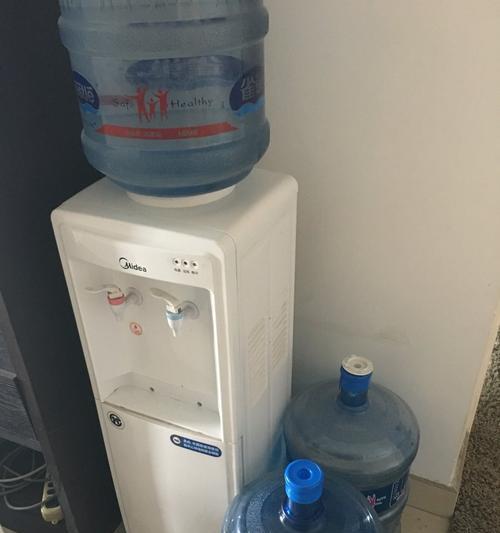 如何利用美的饮水机清洗冰箱（便捷高效的冰箱清洗方法）