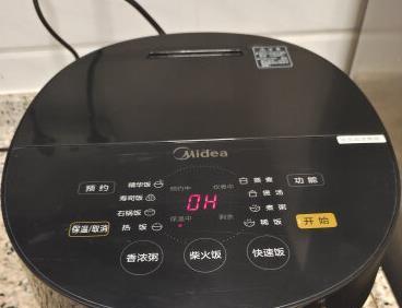 电饭煲底部为何会粘锅（探究电饭煲底部粘锅的原因及解决办法）