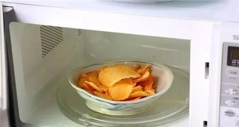 微波炉使用不锈钢的注意事项（哪些东西不能放入微波炉中加热）