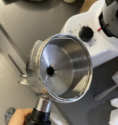 咖啡机萃取器坏了怎么维修（解决咖啡机萃取器故障的简易维修方法）