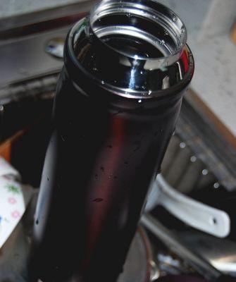 清洗黑色铁锈的热水器方法（有效清除热水器内的黑色铁锈）