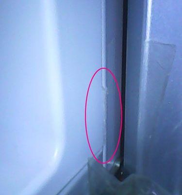 冰箱底部有水问题的原因及解决方法（探究冰箱底部积水的成因）