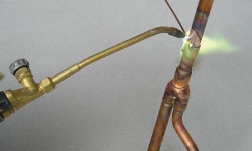 电冰箱焊铜管的常规操作（掌握电冰箱焊接技巧的关键要点）