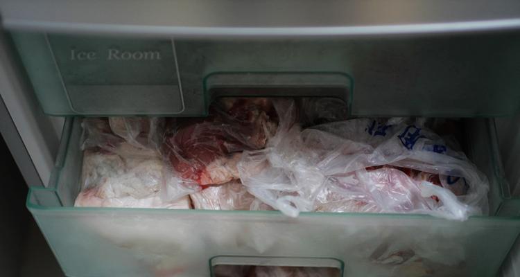 解决冰柜底的肉无法取出的问题（掌握正确方法）