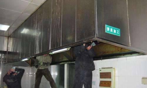 不锈钢油烟机管道清洗方法（彻底清除油垢，确保空气质量）