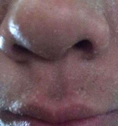 手机拍照时脸部发白怎么办？如何调整设置？