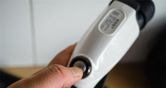 特斯拉小型充电器使用步骤是什么？使用中应注意什么？